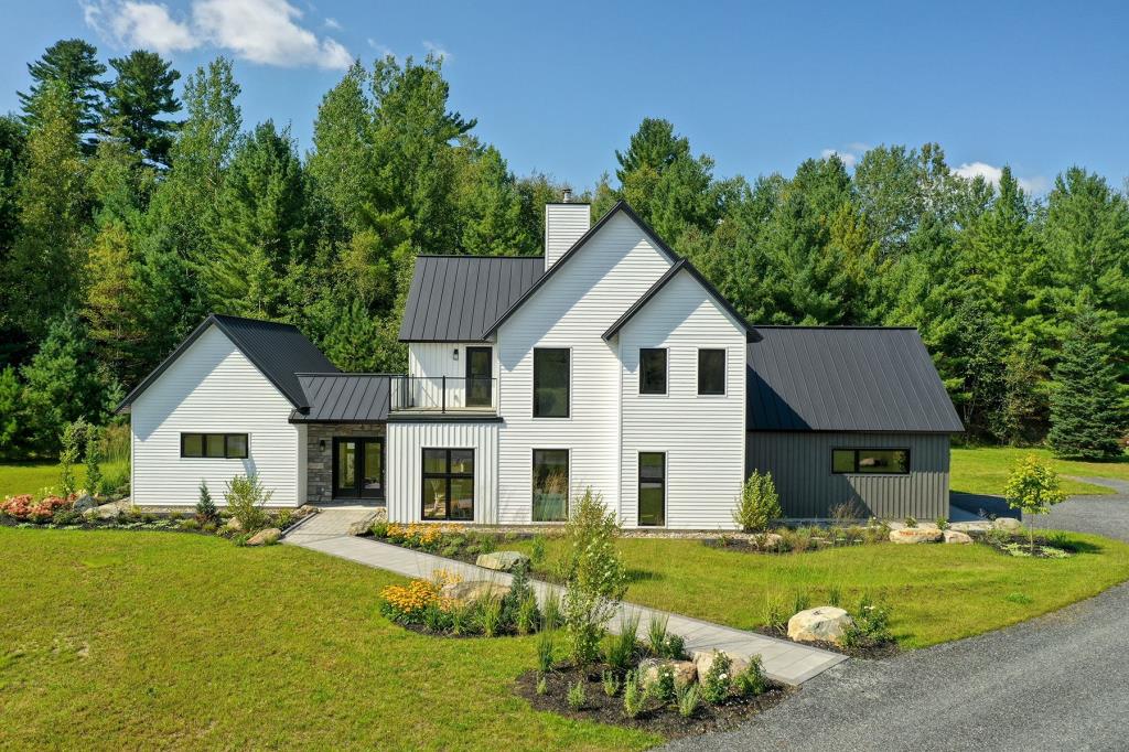 Succombez aux charmes de cette maison au style épuré synonyme de bonheur familial, d'élégance et d'espace à profusion