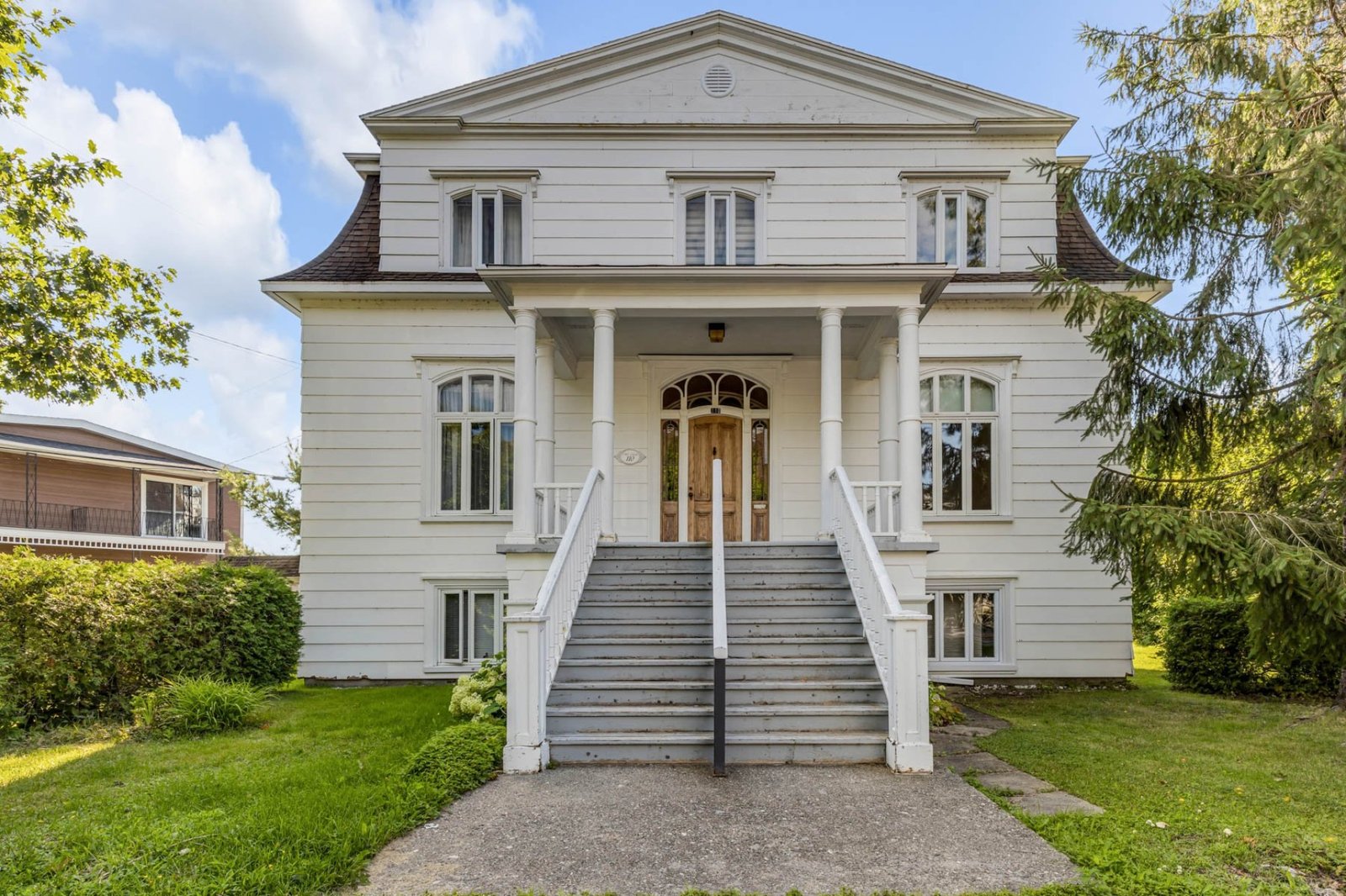 Impressionnant quadruplex de 299 000 $ au cachet unique