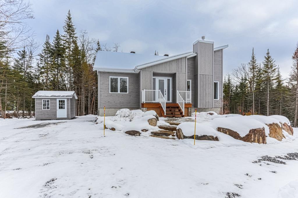 L'élégance contemporaine en pleine nature! Propriété offrant un style de vie dynamique et un lot boisé de 62 921 pi²