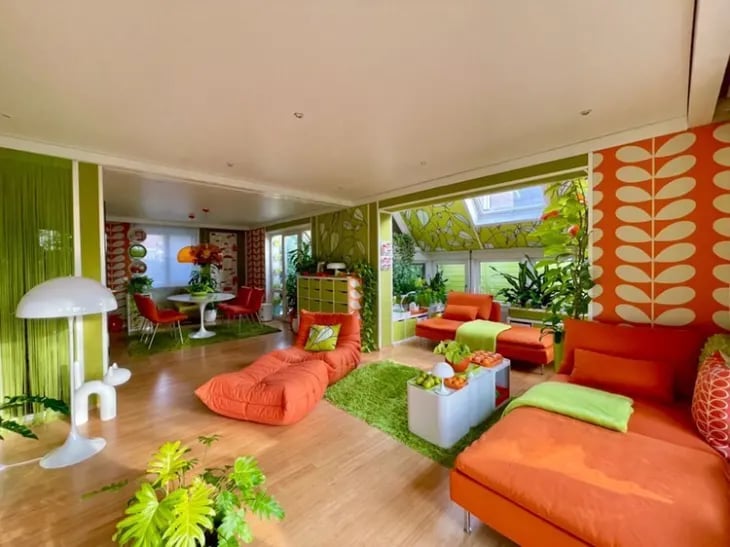 Un couple habite cette maison entièrement décorée comme les années 70