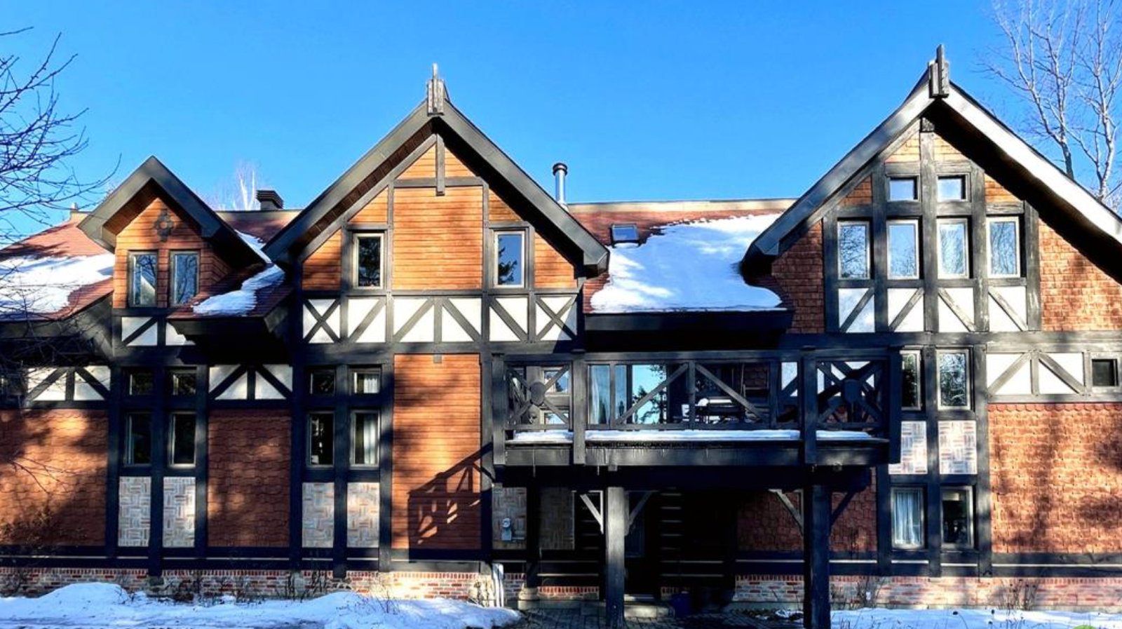 Admirez l'intérieur de cet immense chalet d'inspiration Tudor sur trois étages
