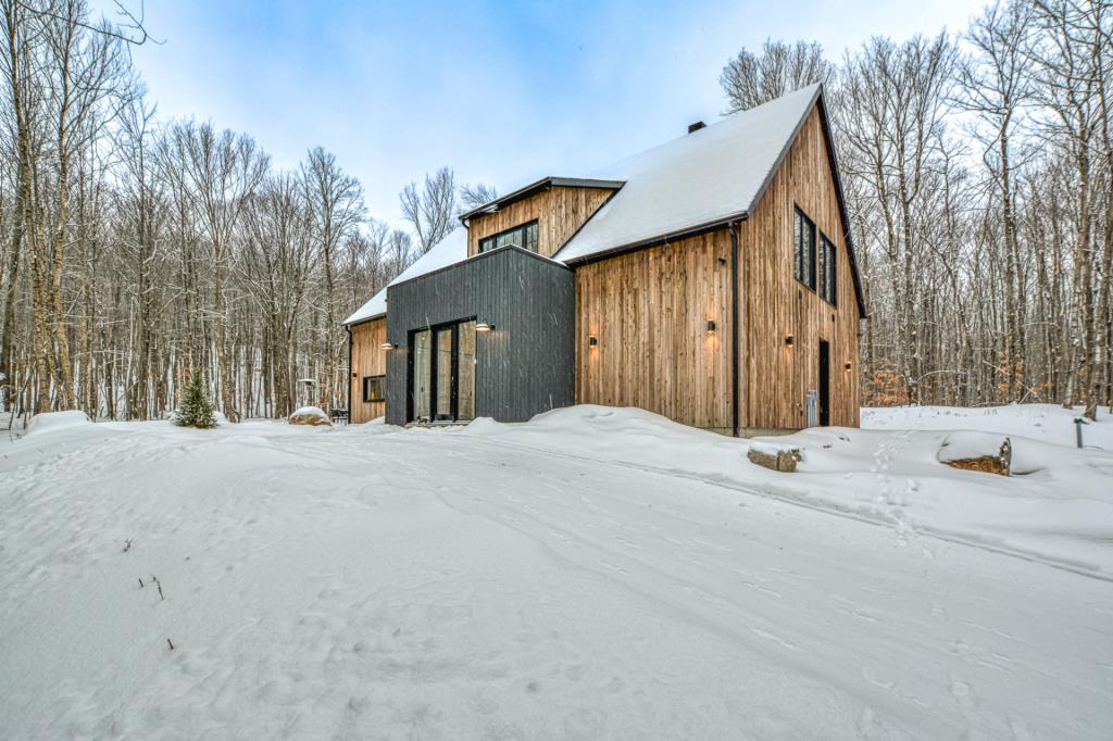 Construction neuve d'inspiration scandinave, toute meublée et nichée au milieu de la forêt