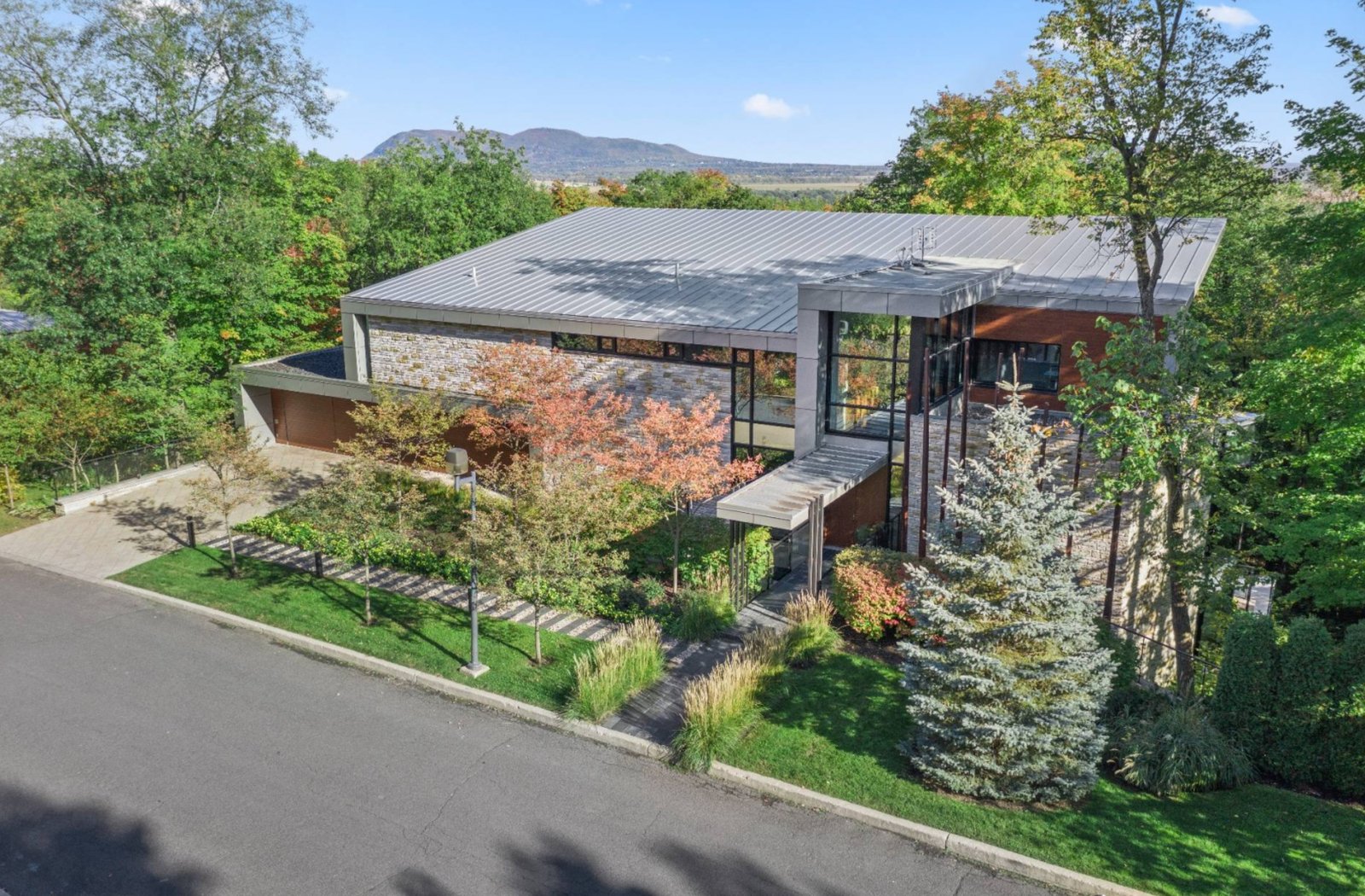 Cette maison de Saint-Bruno-de-Montarville impressionne et laisse bouche bée 
