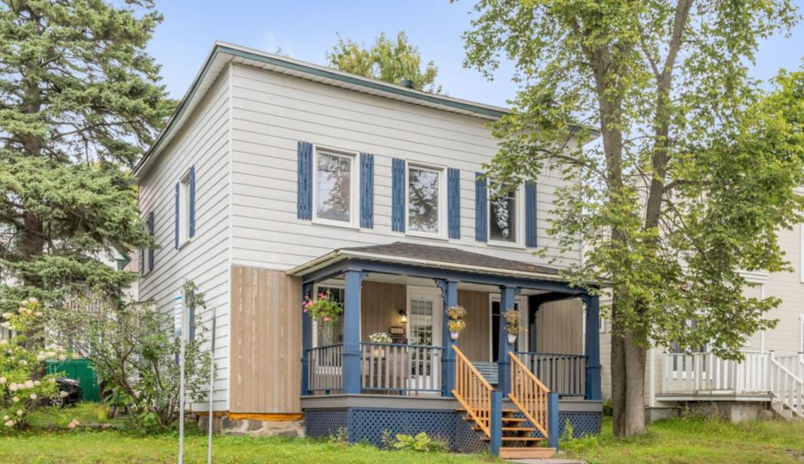 Coquette maison centenaire pleine de cachet à vendre près de tous les services.