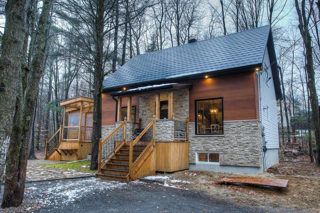 Coup de coeur pour ce nid douillet, son somptueux intérieur rustique-chic et son immense terrain de 110 508 pi²!