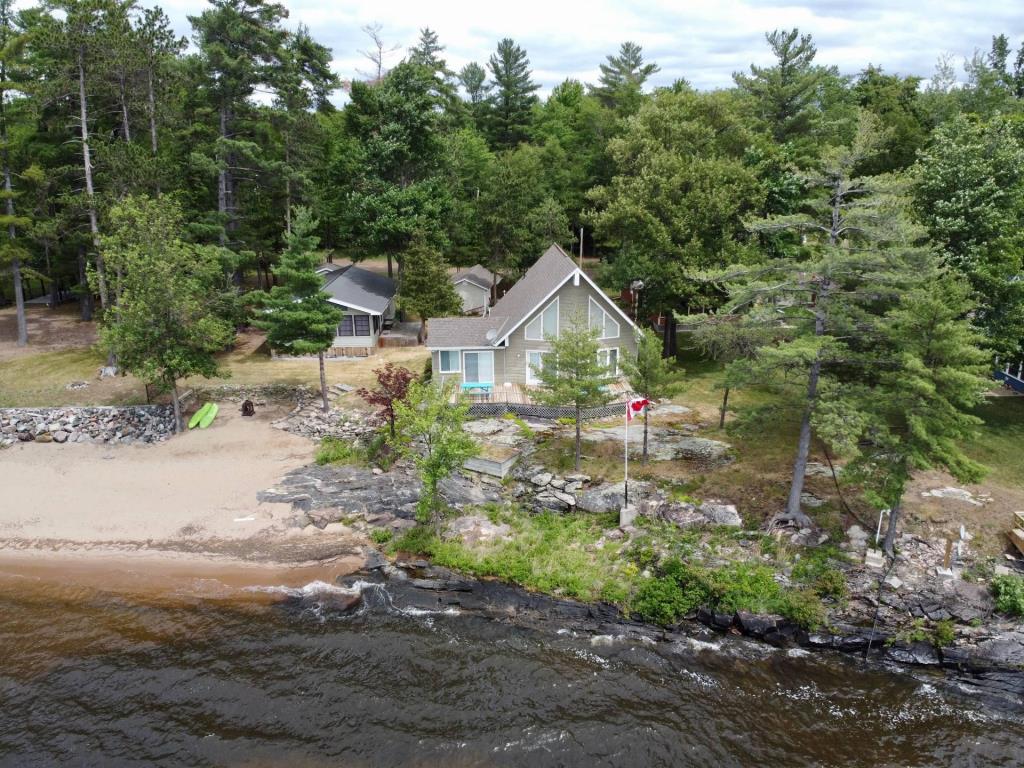 Tout meublé et décoré! Lieu de choix pour se ressourcer au bord de l'eau en profitant d'une belle plage privée