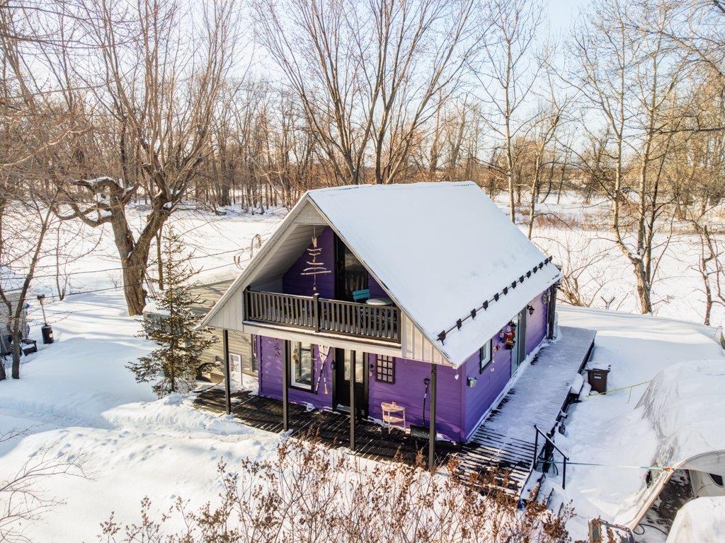 Coquette maison riveraine remise au goût du jour avec poulailler à vendre pour seulement 214 900$