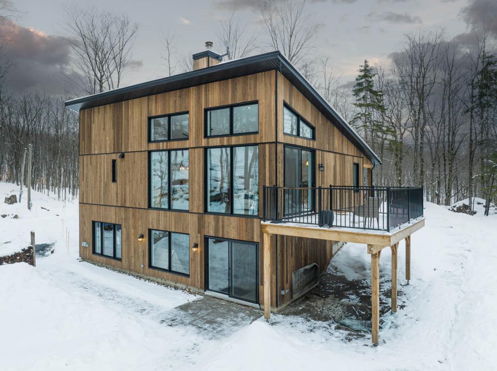 Séduisante construction au cœur des montagnes avec accès exclusif à un lac