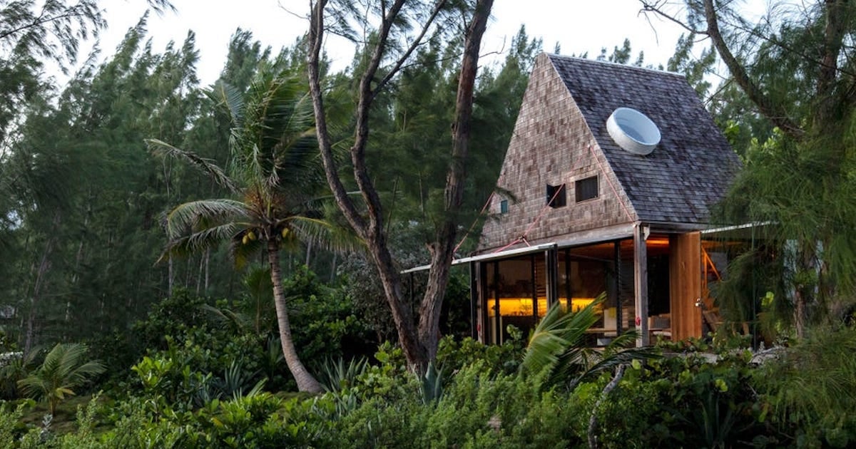 Un couple a passé 5 ans à construire une cabane de vacances une île des Bahamas et ils ont presque tout fait à la main