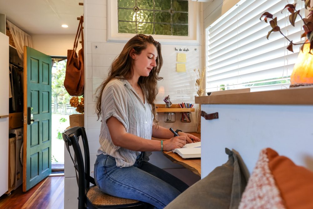 Marie est une jeune bricoleuse inspirante qui, sans expérience préalable en construction, a construit une belle petite maison