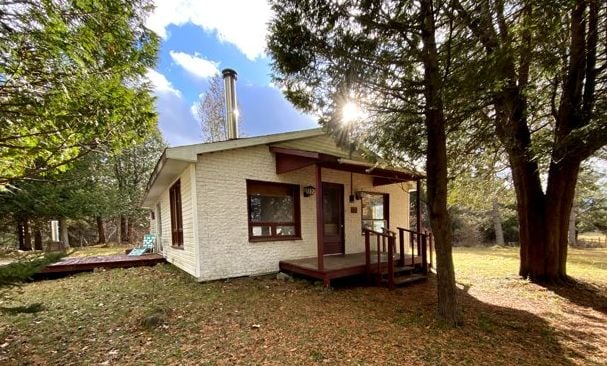 Chaleureux chalet à 60 000$ blotti sur un terrain de 34 609 pi² dans un paisible environnement campagnard