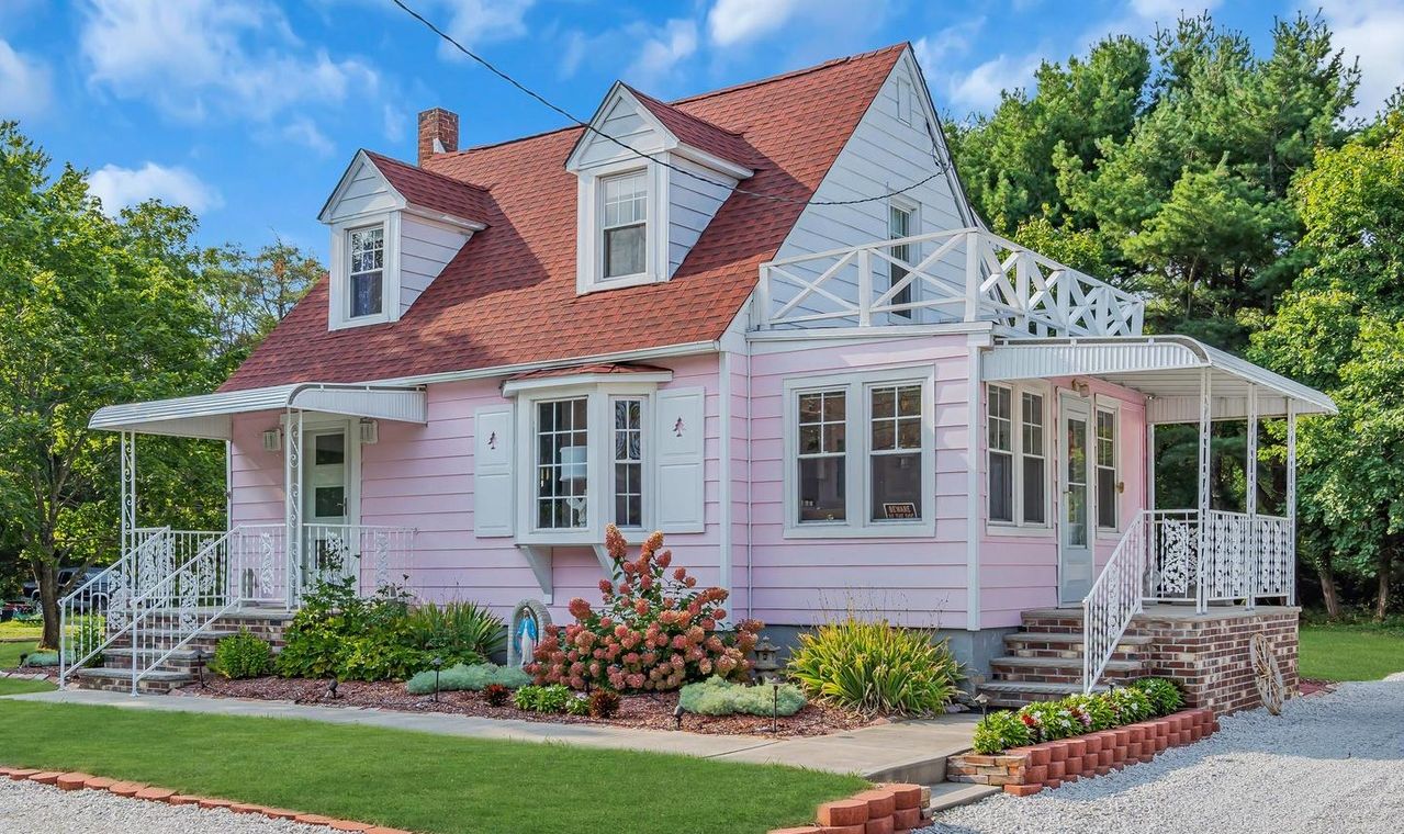 Maisonnette rose au décor vintage, unique et... un peu excessif