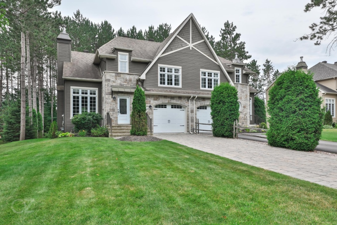  Beauté contemporaine située en plein cœur de Saint-Sauveur