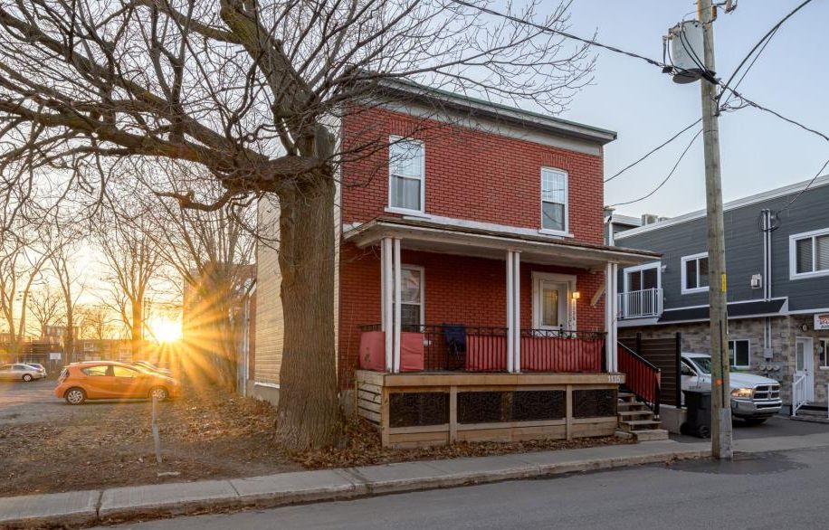 Une occasion en or à 189 900$! Spacieuse résidence de 5 chambres à distance de marche des services