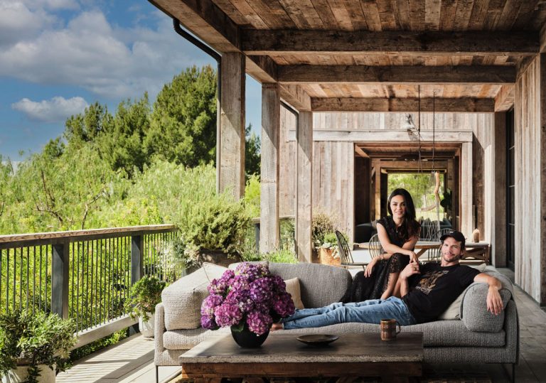 Le rustique et le moderne font bon ménage dans la nouvelle maison de style farmhouse de Mila Kunis et Ashton Kutcher