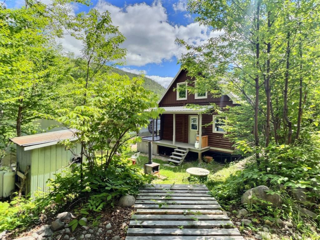 Chaleureux chalet en pleine nature au bord d'un lac navigable à vendre meublé pour 240 000$