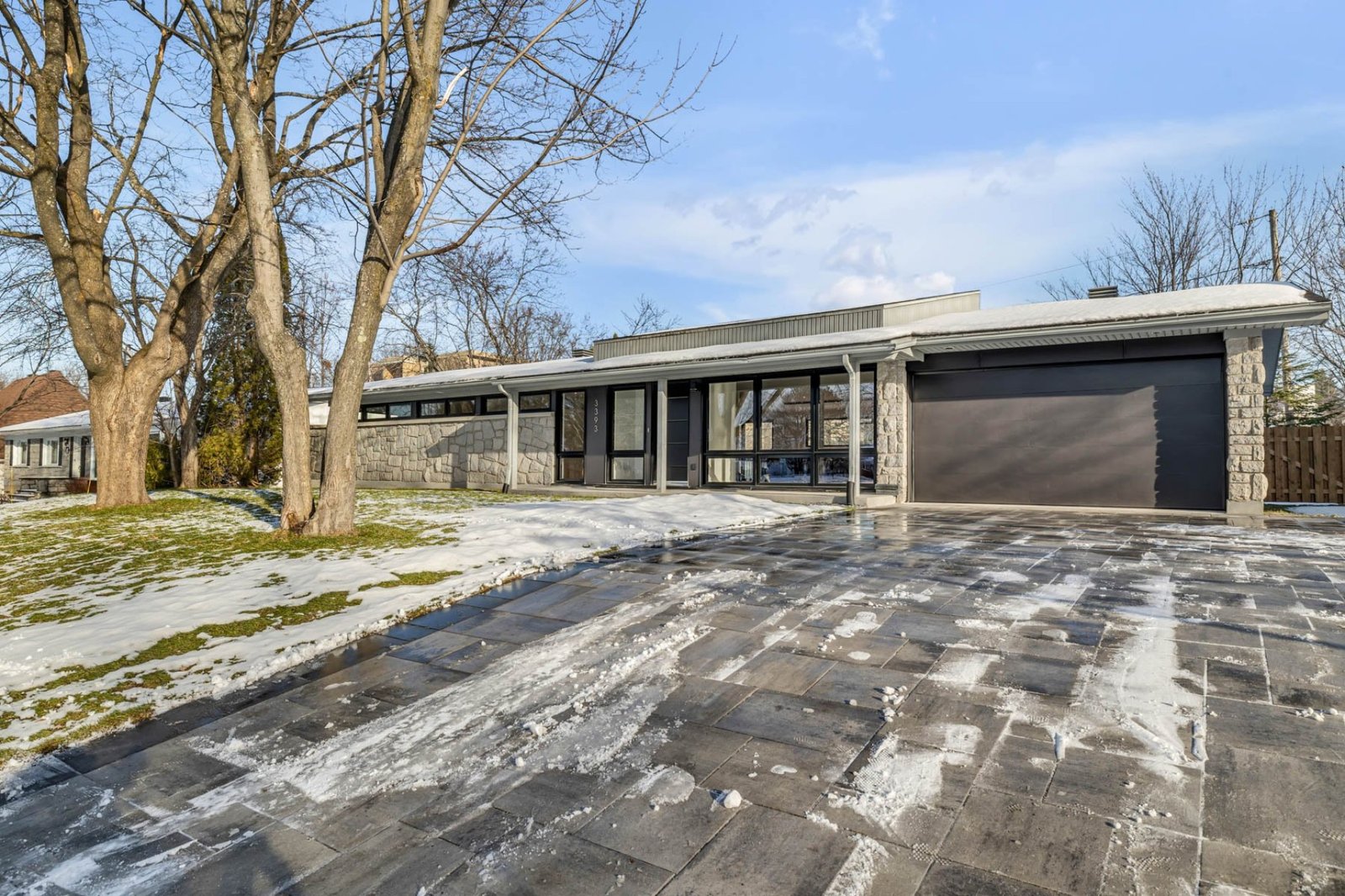Il n'y a pas que la cuisine qui impressionne dans ce bungalow mid-century entièrement rénové