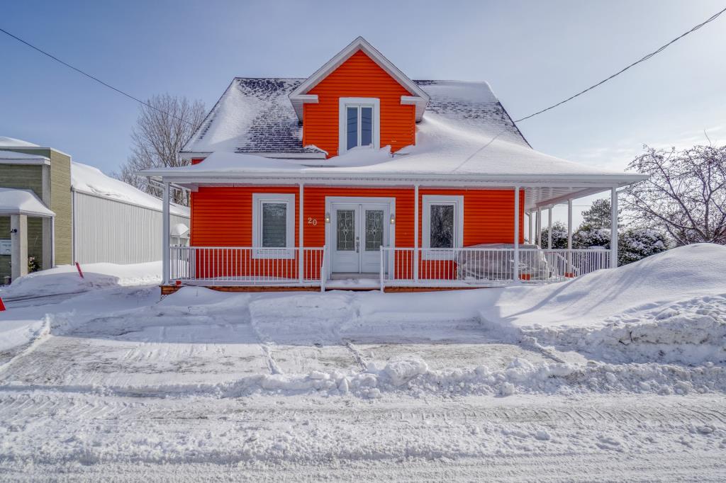Lumineuse et pleine de charme! Belle demeure centenaire à vendre pour 212 500$ 