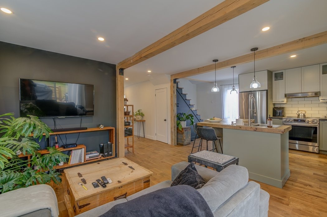 Coquette maison de 359 000 $ offrant un intérieur chaleureux