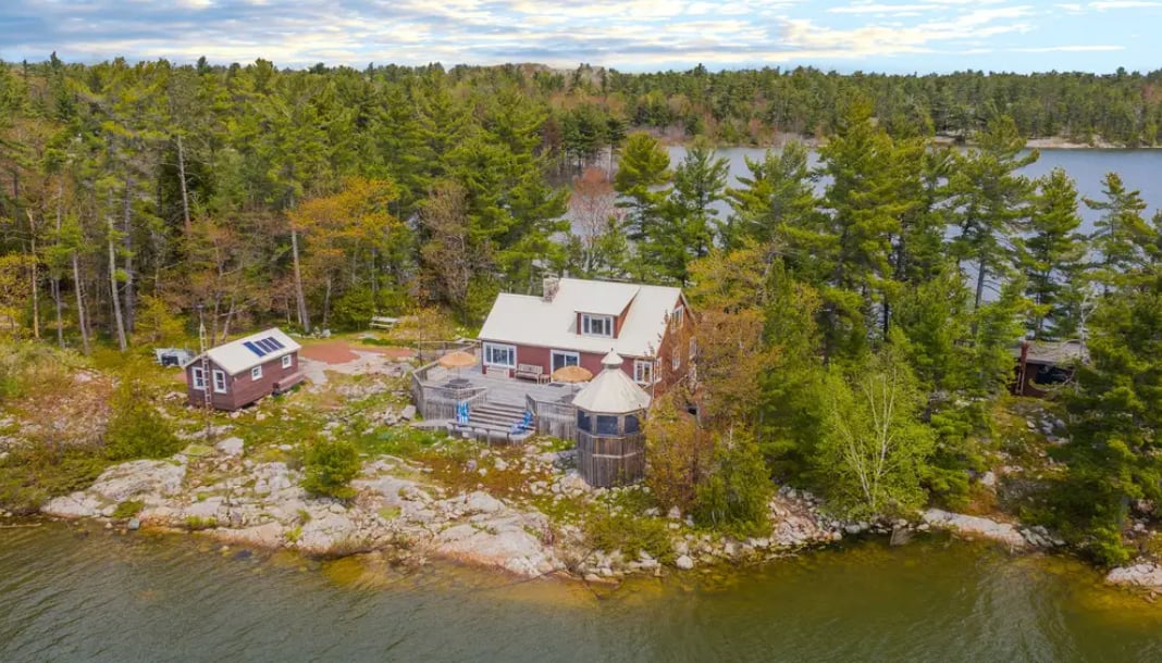 Une maison sur une île privée est à vendre pour moins cher qu'un condo à Montréal 
