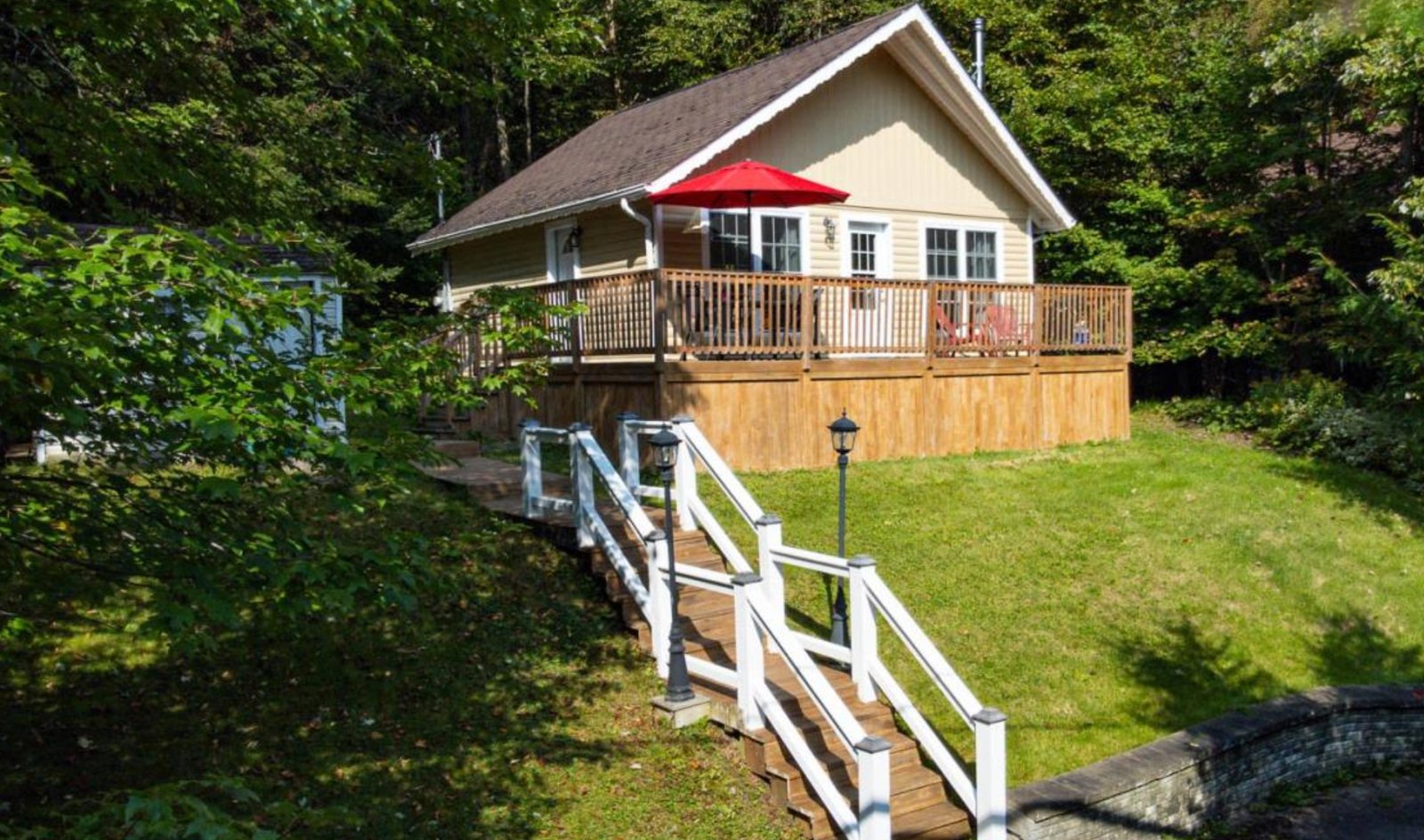 Magnifique chalet champêtre avec accès au lac à vendre à seulement 1h15 de Montréal