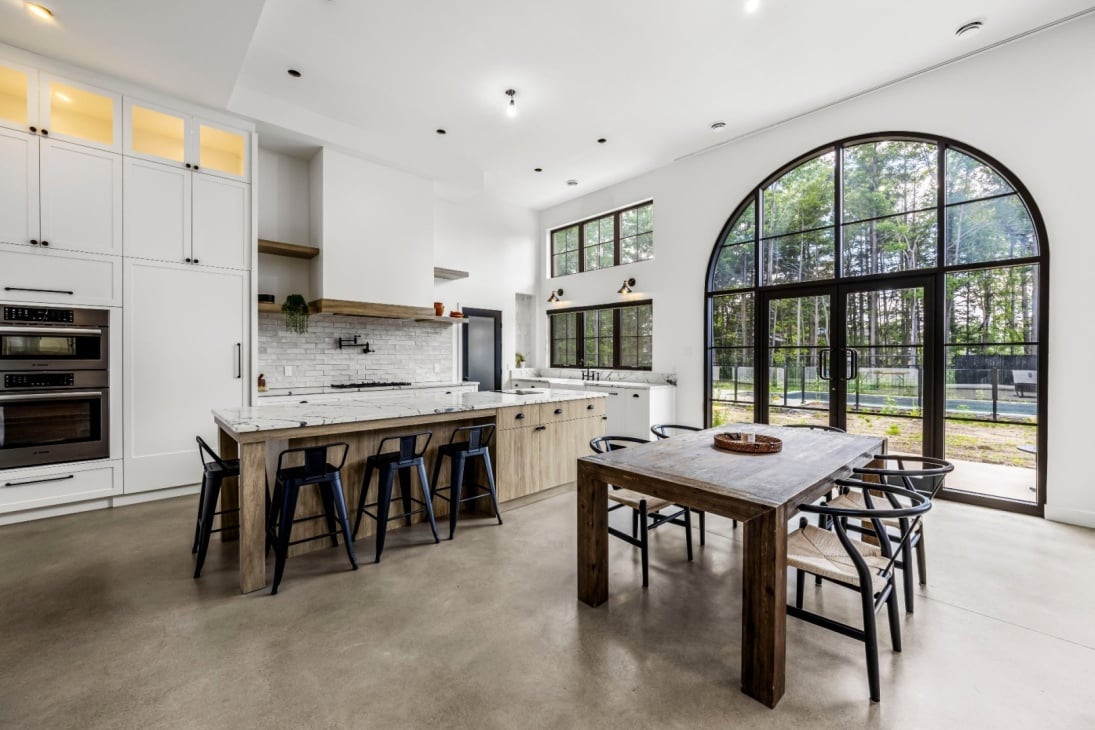 Venez découvrir les autres pièces de cette ravissante farmhouse moderne de Mirabel