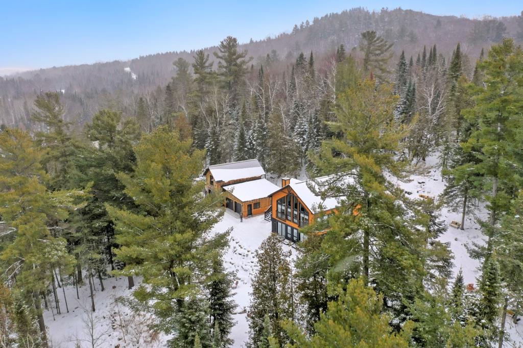 Sérénité et vue panoramique: inspirante propriété surplombant un lac sur un lot boisé de 73 823 pi²