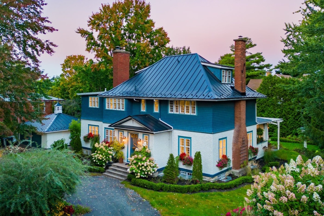 Un magnifique terrain aménagé avec soin, un intérieur élégant, 5 chambres à coucher et plus encore!