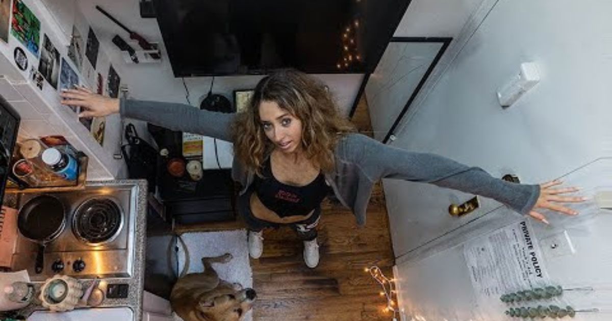 Cette femme raconte comment elle vit dans un appartement de la taille d'une penderie à New York