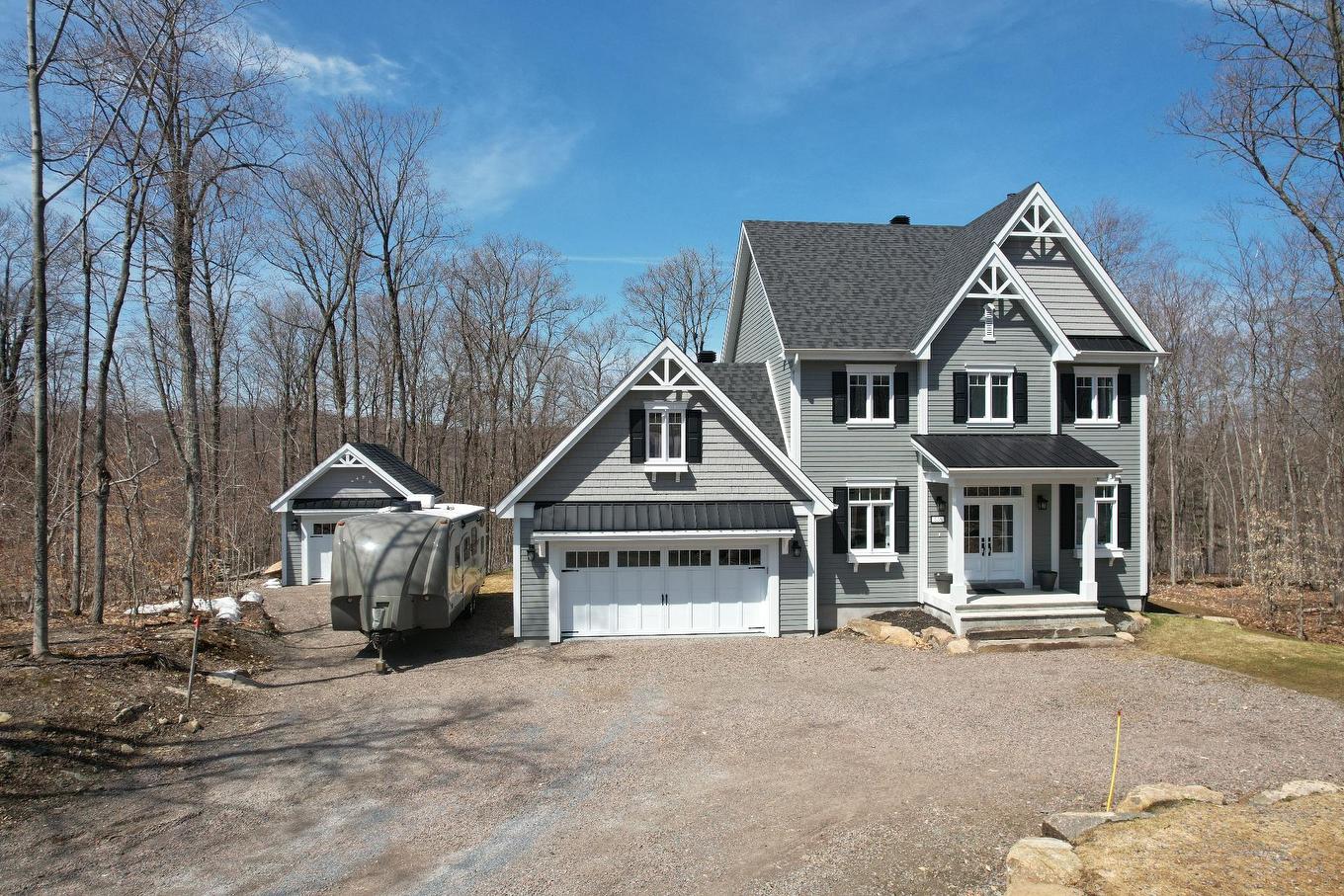 On a pensé à tous les petits détails dans l'aménagement de cette somptueuse farmhouse située sur un site exceptionnel 