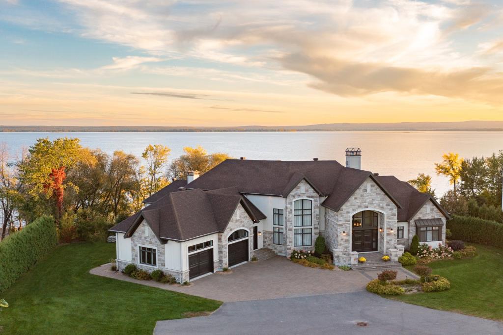 Toute nouvelle sur le marché! Rare et luxueuse propriété sise sur un terrain riverain de près de 121 000 pi²