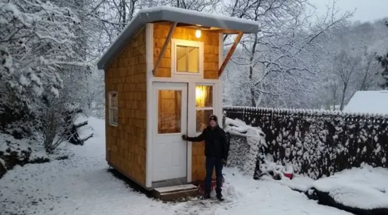 Pour moins de 2000 $, un ado de 13 ans construit cette magnifique maison dans son jardin