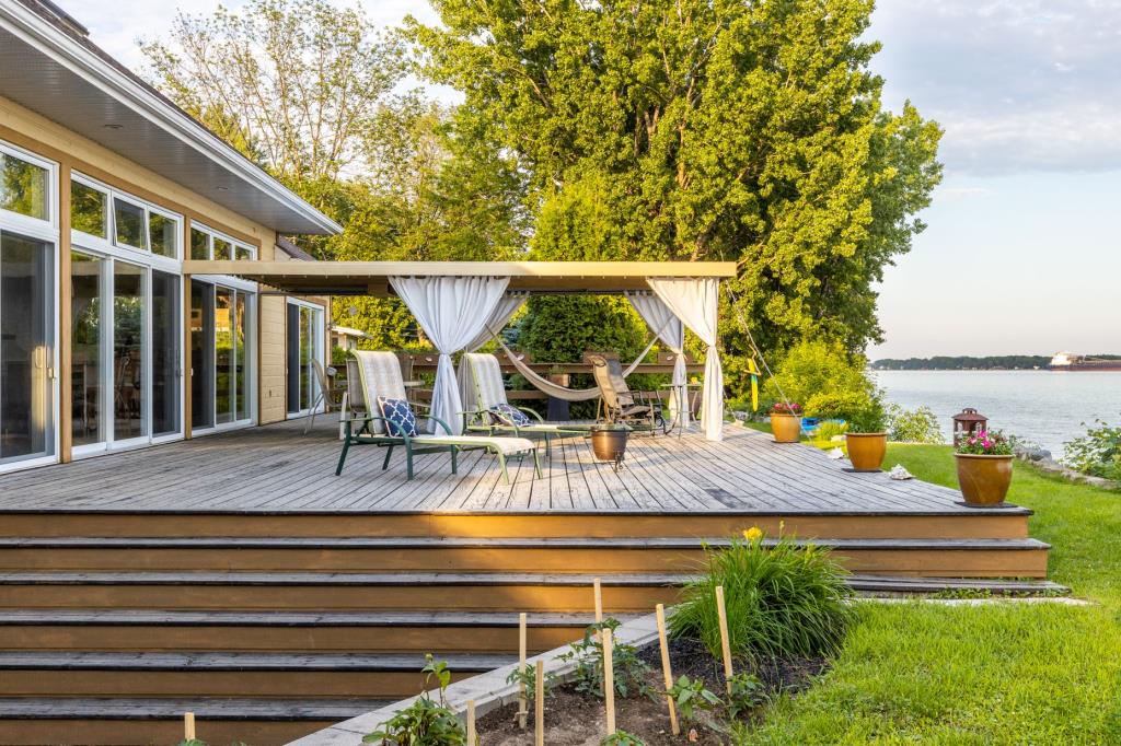 Un coup de coeur! Cottage riverain avec des vues splendides, une luminosité exceptionnelle et une terrasse de rêve