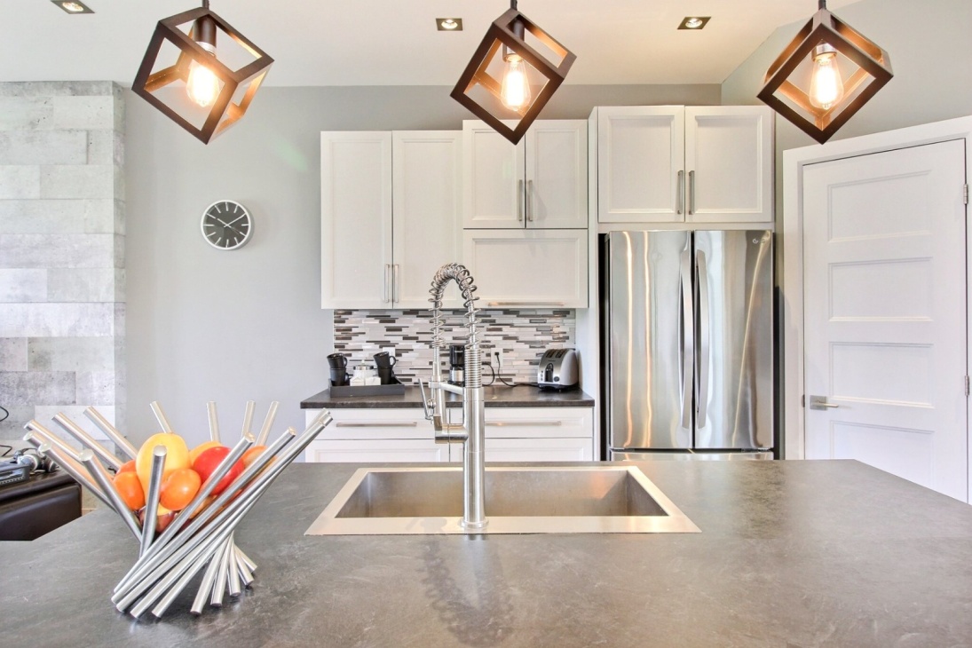 Spacieuse demeure contemporaine sise sur un terrain de 56 004 pi²
