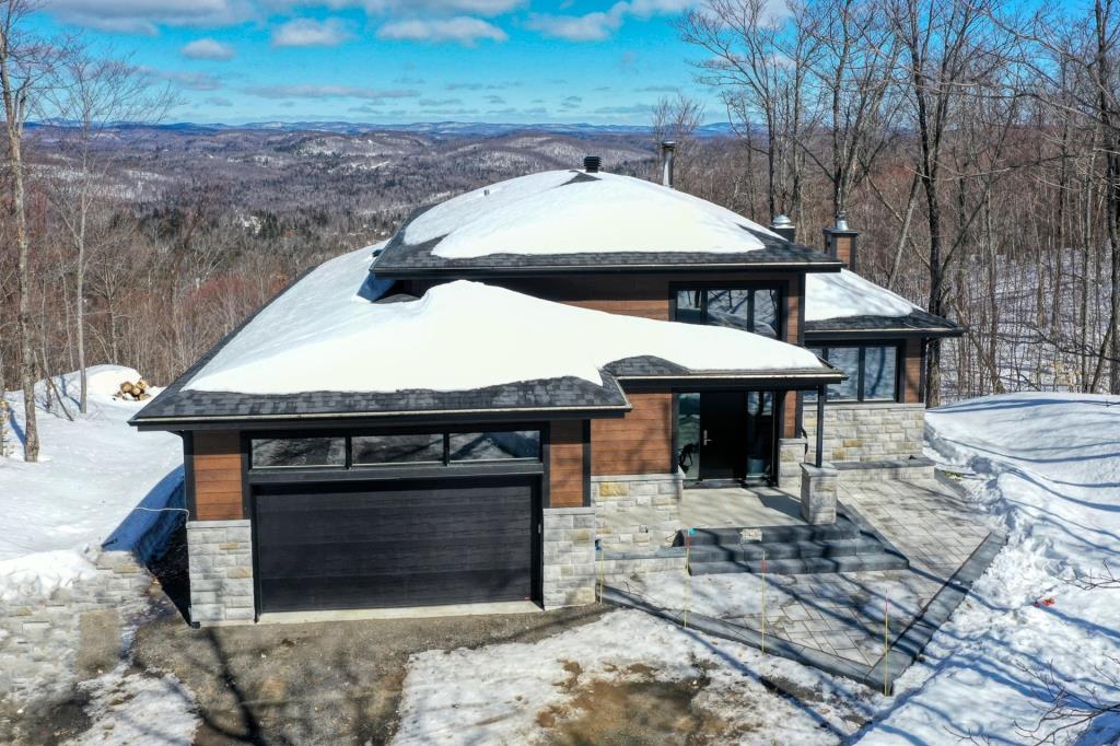 Vue exceptionnelle et confort clés en main! Superbe propriété à concept ouvert au cœur des montagnes