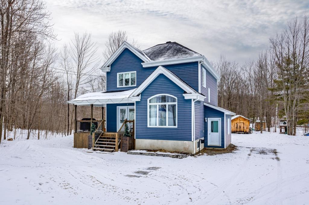 Parfait cottage familial de 5 chambres accompagné d'un vaste lot boisé à courte distance des services