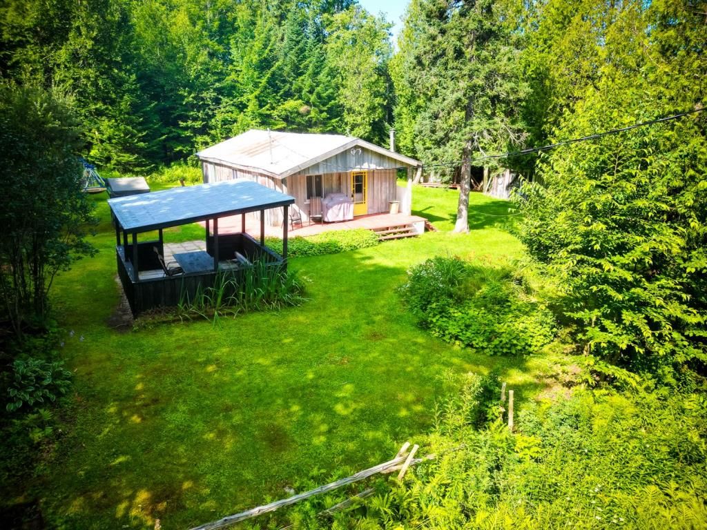 Ressourcez-vous en pleine nature dans ce chaleureux refuge meublé à 62 500$ 