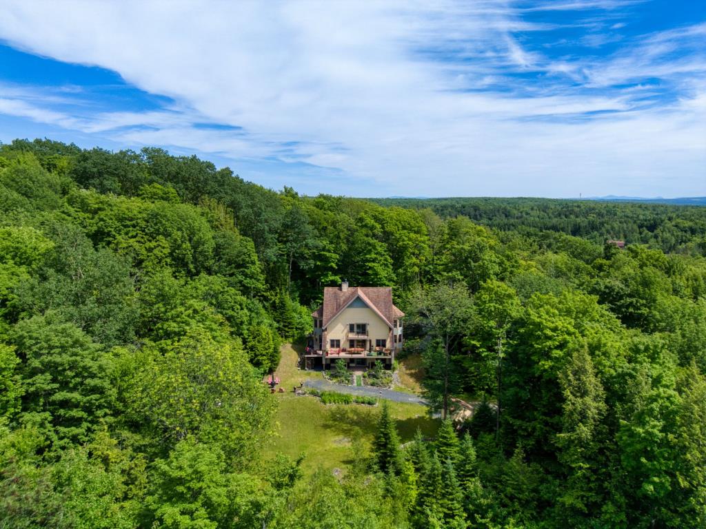 La paix totale! Nid douillet niché dans un écrin de verdure de 172 498 pi²