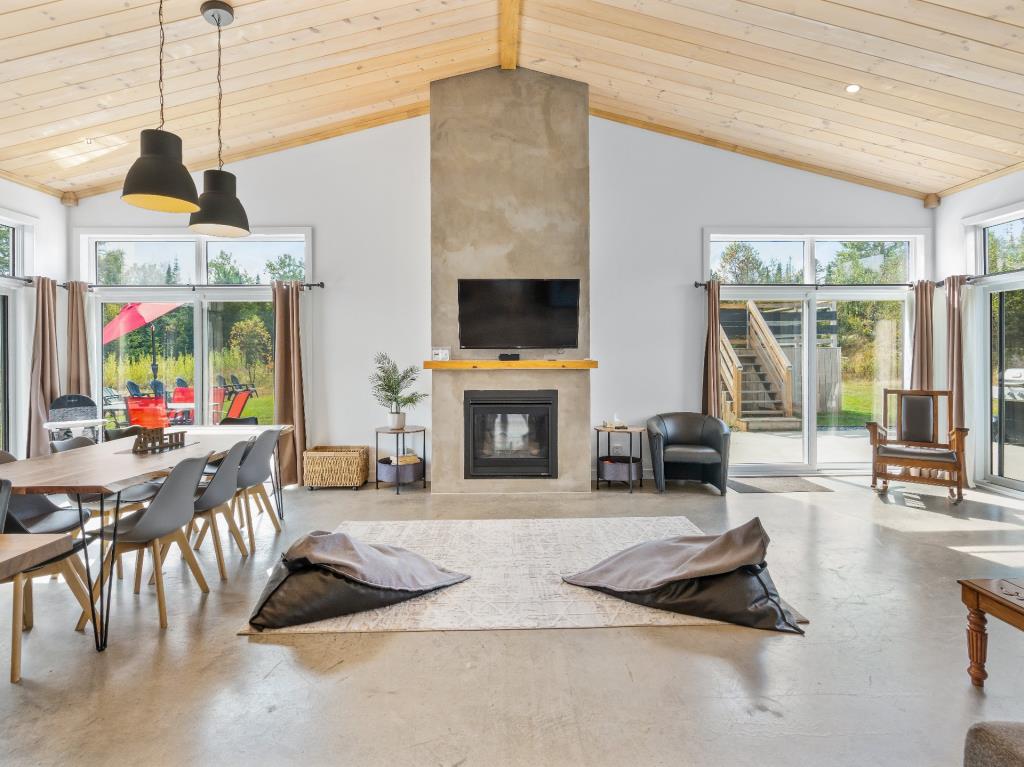 Un cachet moderne incomparable, un intérieur meublé avec goût et un cadre enchanteur en pleine nature