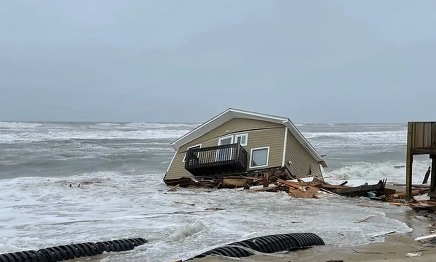 Une maison d'une valeur de 381 200 $ s'effondre dans l'océan après un changement brusque de météo