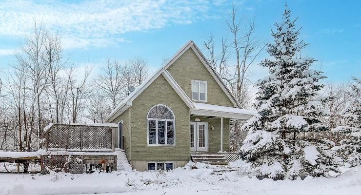 Coquette demeure de 4 chambres offrant une vie harmonieuse à la campagne tout près de la ville