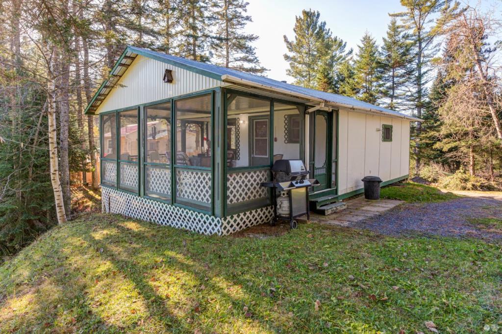 Profitez de la nature dans un refuge à 65 000$, meublé, équipé et à 25 minutes de la ville