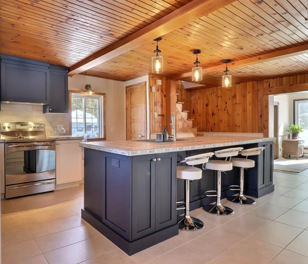 Superbement remise au goût du jour, cette grande maison sise sur un lot de 1 294 790  pi² comblera vos besoins d'espace et d'évasion