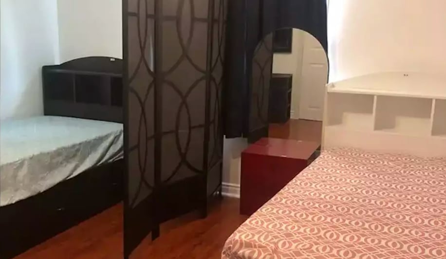 Un propriétaire divise les chambres de sa maison et les loue à des étrangers