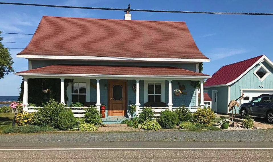 Profitez des splendeurs du fleuve et de la plage directement dans la cour de cette chaleureuse maison de 12 pièces