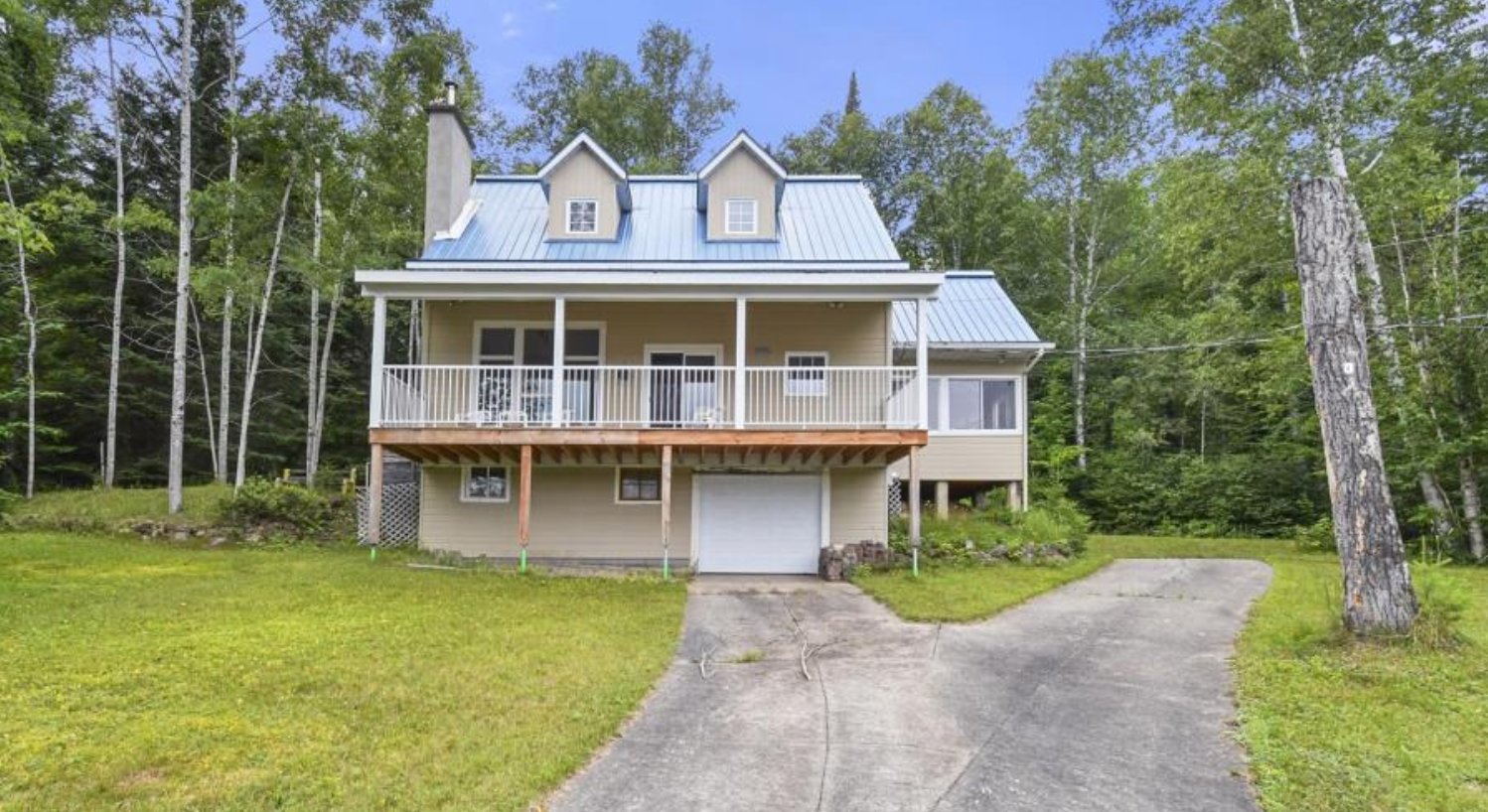 Vendu meublé ! Chaleureux chalet au bord d'un lac avec une jolie cheminée en pierre