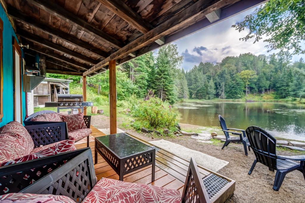 Paradis de 24,6 acres avec petit lac privé vous offrant la sérénité en pleine nature dans les Laurentides