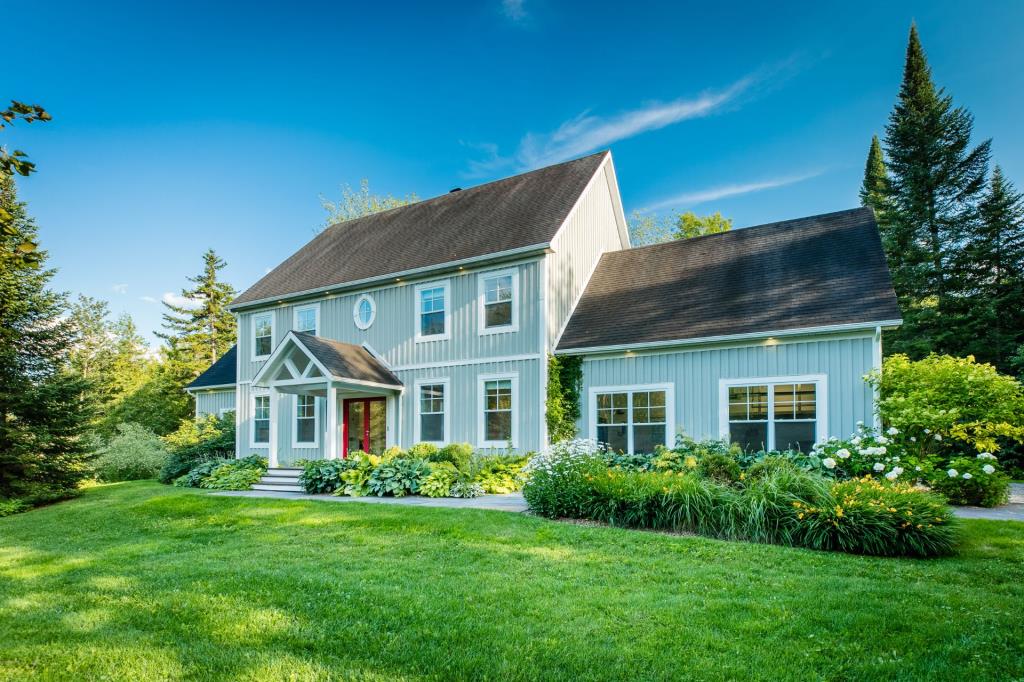 Cottage clés en main doté d'un sublime intérieur au goût du jour et de 403 366 pi² de végétation luxuriante avec accès au lac