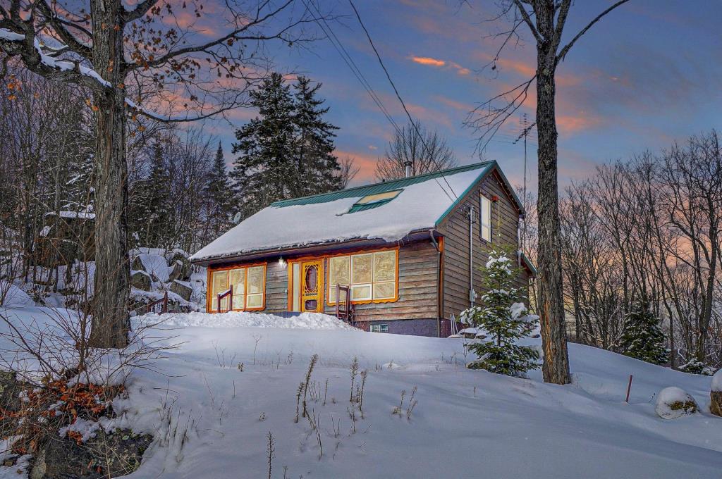 Superbement chaleureux! Cottage typiquement laurentien niché sur un terrain de près de 86 000 pi²