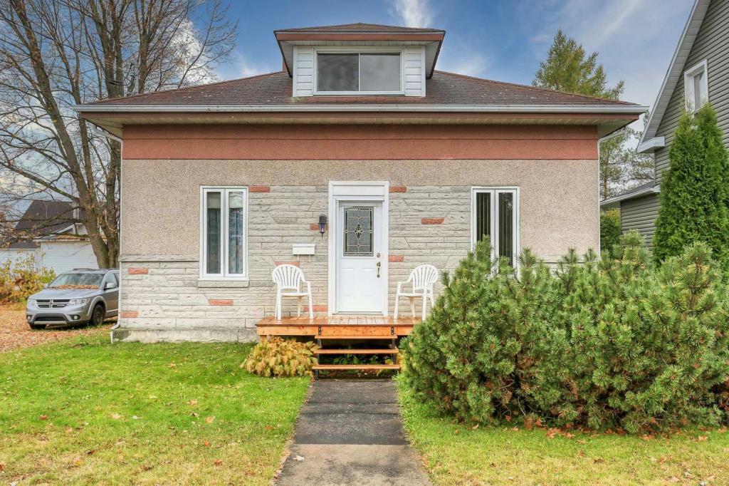 Cette maison de 3 chambres à 99 900$ possède un intérieur ultra chaleureux qui surprend agréablement